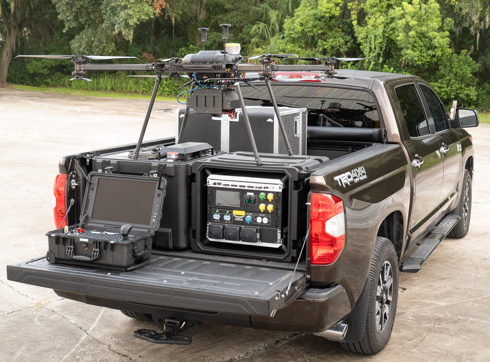 Complete HX8 Tether system &mdash; drone with AC/DC converter and LEAP Solo 5K power supply